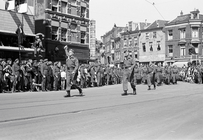 831624 Afbeelding van de Memorial D-Day Parade met militairen van de 3rd Canadian Infantry Division in de Potterstraat ...